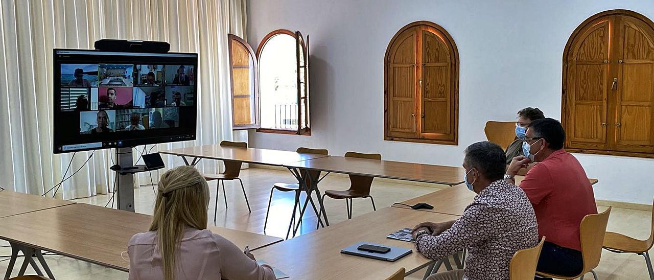 El alcalde de Sant Josep, Ángel Luis Guerrero, preside la reunión de la Mesa de Turismo. | D. I.