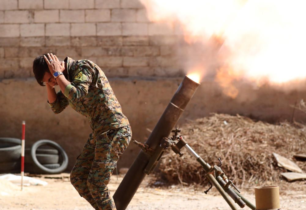 Kurdish fighter from YPG fires 120 mm mortar ...