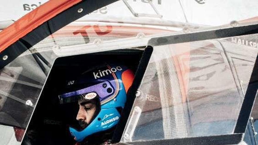 Fernando Alonso, en el Toyota con el que prepara el Dakar.