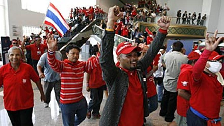 Las protestas obligan a evacuar en helicóptero a dirigentes asiáticos de una cumbre en Tailandia