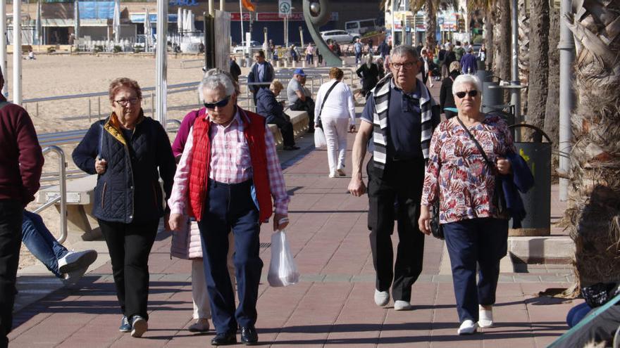 Pla general del passeig marítim de Lloret de Mar amb diversos turistes passejant-hi l&#039;11 de març de 2020