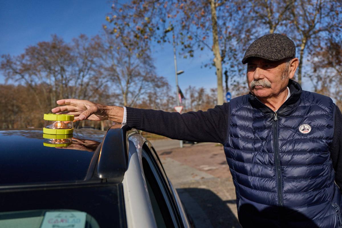 Pere Navarro col·locant el seu dispositiu V16 sobre el sostre del cotxe.