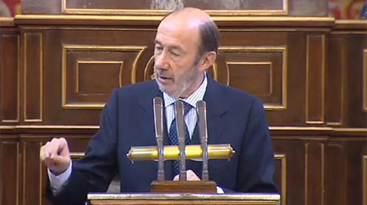 Rubalcaba anuncia una moció de censura contra Rajoy si no compareix al Parlament.