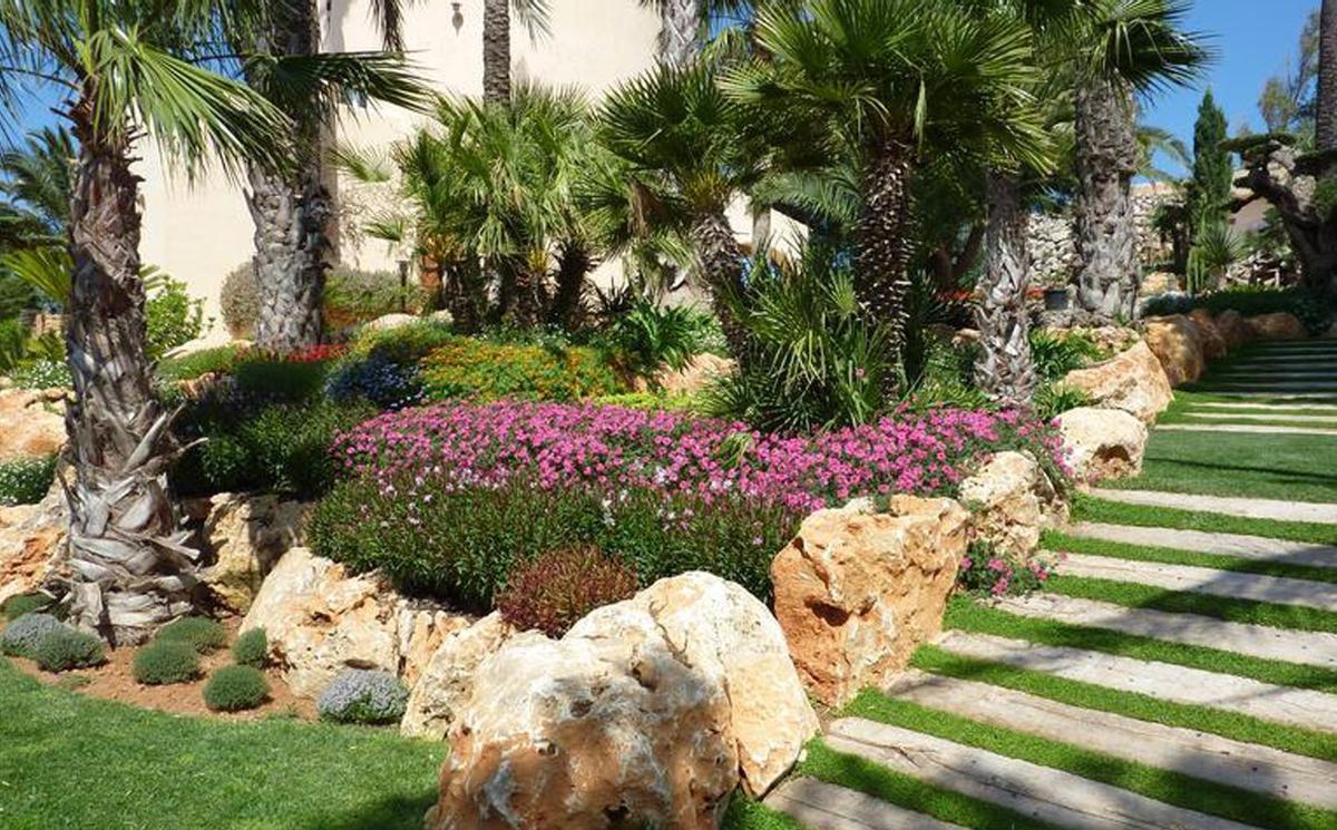 La piedra es de los elementos decorativos más empleados en los jardines mediterráneos.