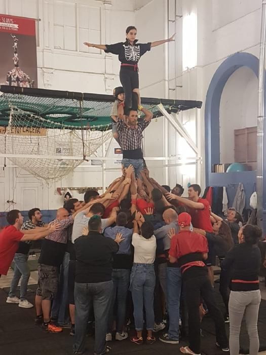 El Baxi aprèn a fer castells amb els Tirallongues