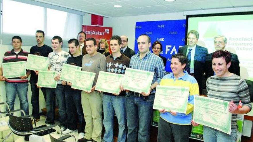 Los escanciadores premiados en el concurso de 2007, ayer, en Oviedo, en la sede de la patronal FADE. Pablo Costales, el ganador, es el tercero por la derecha.