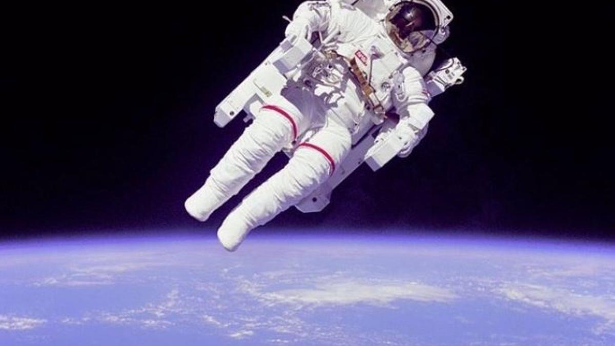 El astronauta Bruce McCandless en el primer paseo espacial autónomo.