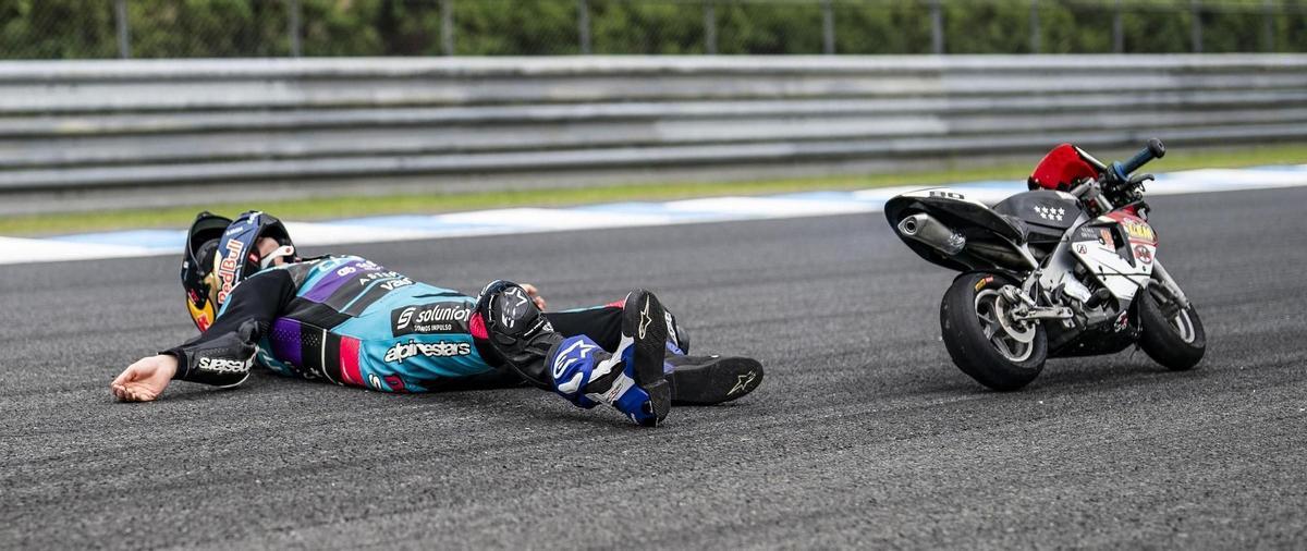 David Alonso disfrutando de su celebración con la minimoto de cuando tenía 6 años.