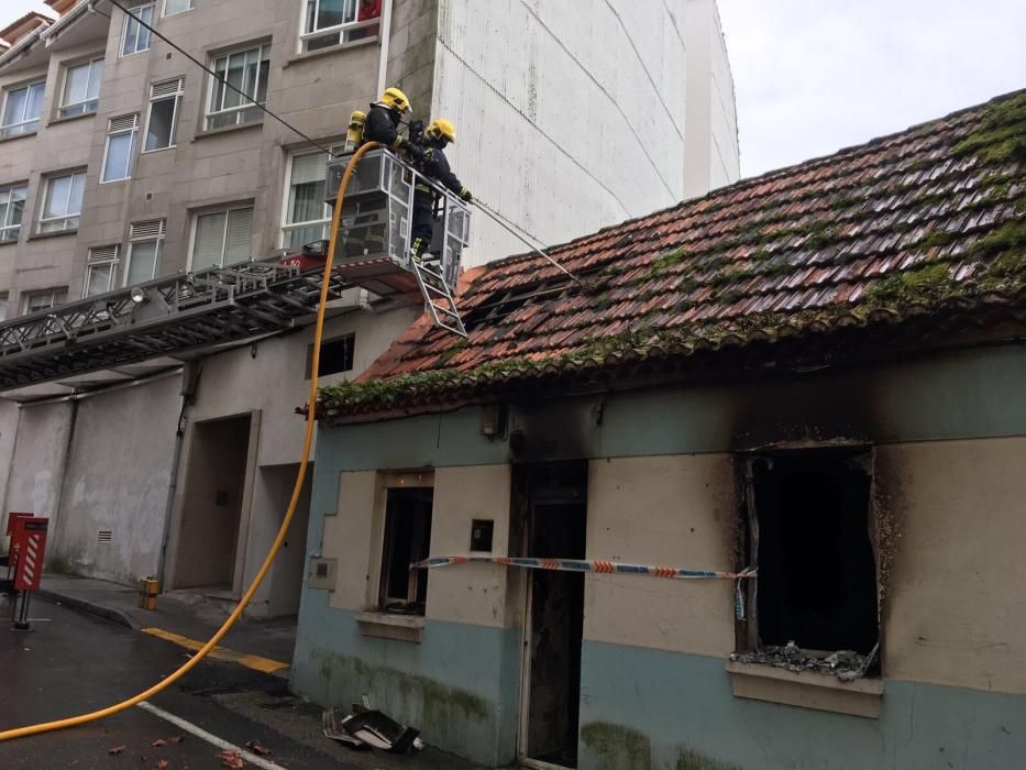 Un incendio detruye una casa "okupada" en Cangas