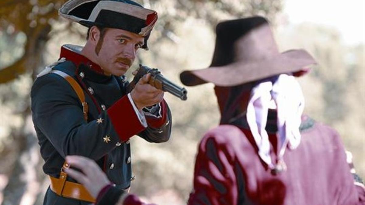 Carles Francino, enfundado en el traje del guardia civil Miguel Romero de la teleserie 'Bandolera'.