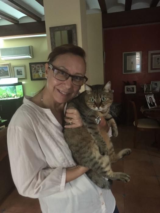 La exalcaldesa de Paterna, Elena Martínez, con una de sus dos gatas.