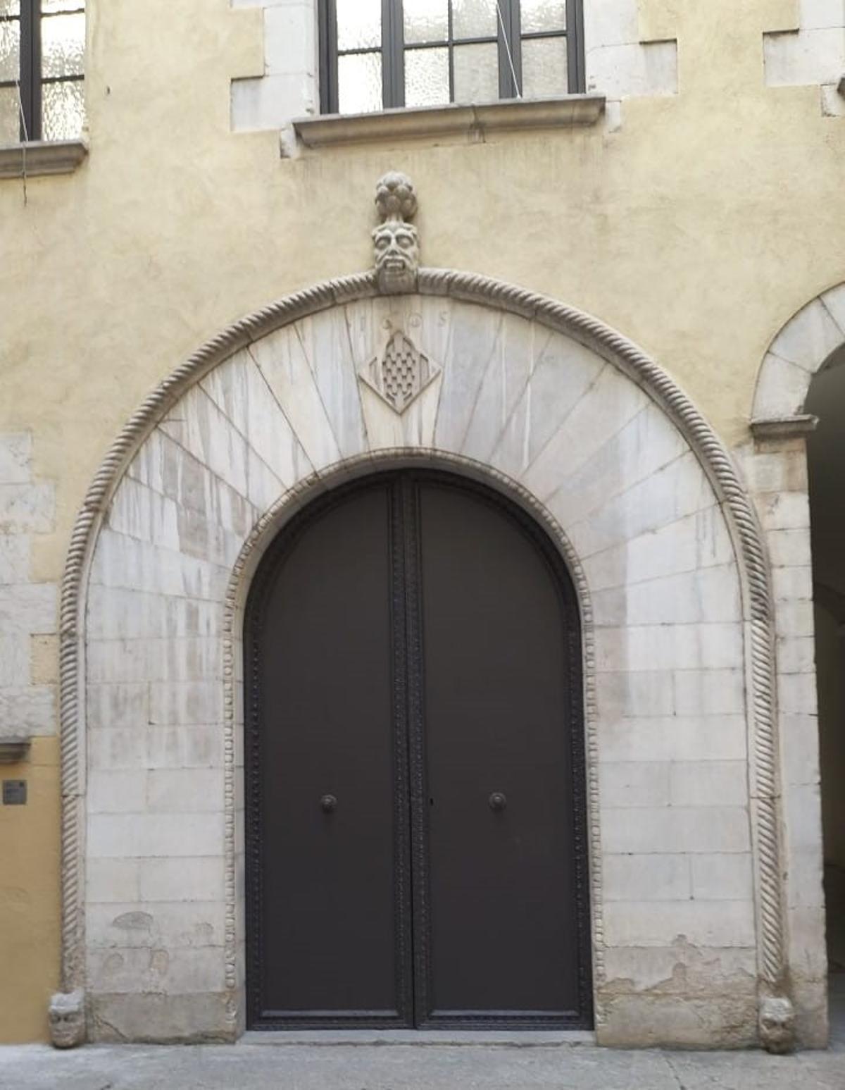 Porta d'entrada del Saló de Plens, dins l’Ajuntament de Girona.