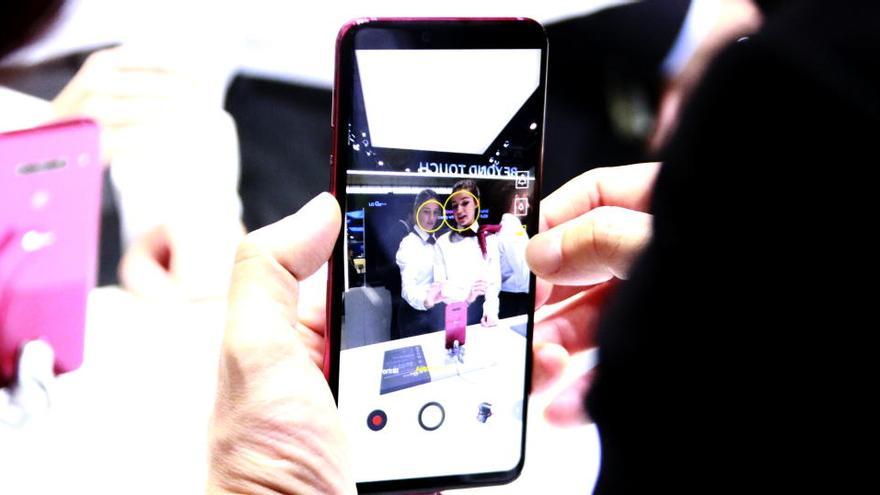Un telèfon mòbil exposat al Mobile World Congress, el 25 de febrer del 2019