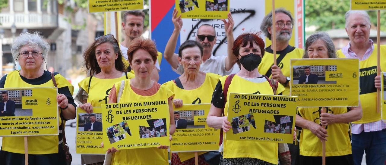 Concentración en la plaza del Ayuntamiento de València de Amnistía Internacional para conmemorar el Dia Mundial de las Personas Refugiadas