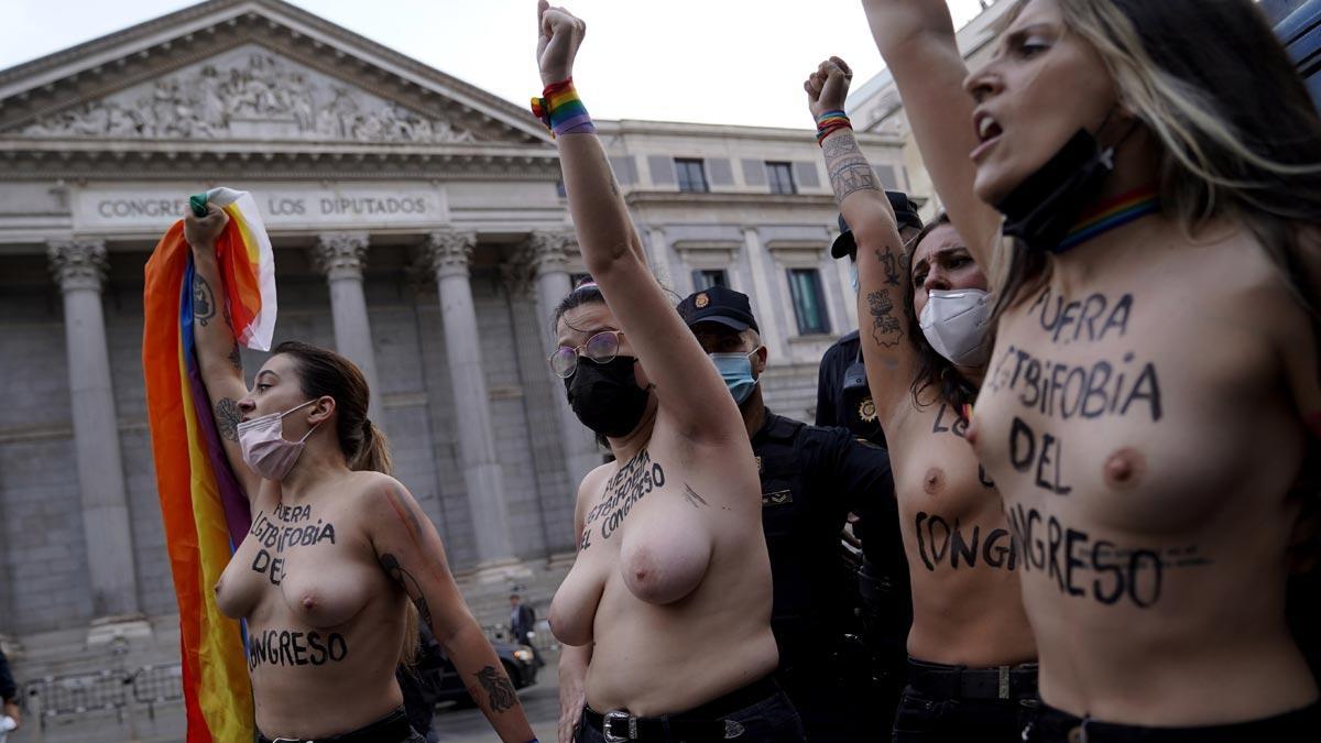 «Fora LGTBI-fòbia del Congrés»: les activistes de Femen protesten contra l’homofòbia