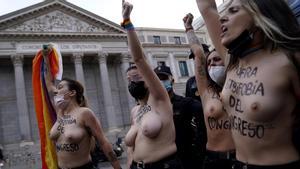 «Fora LGTBI-fòbia del Congrés»: les activistes de Femen protesten contra l’homofòbia