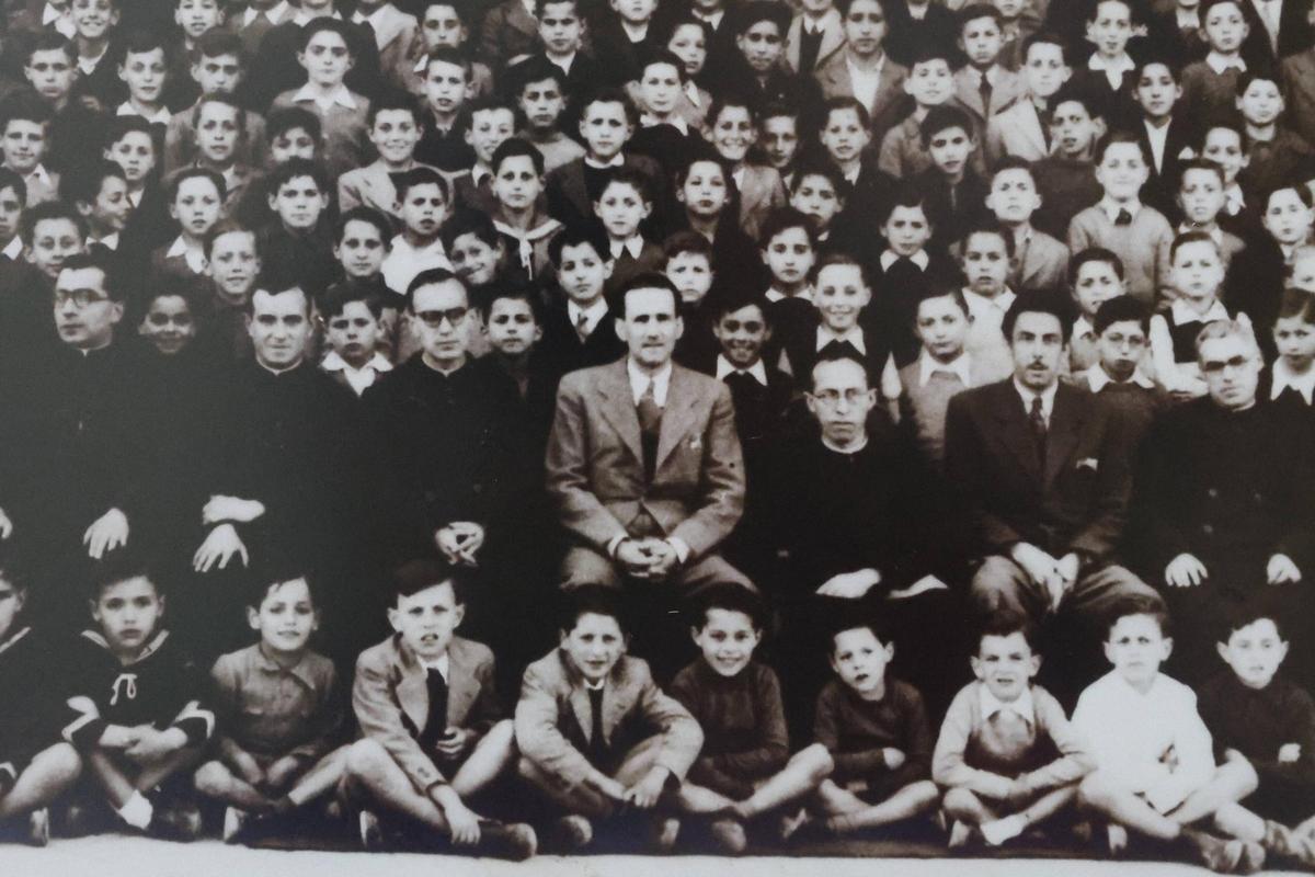 En el centro, con traje, Alfonso Domínguez Piñole