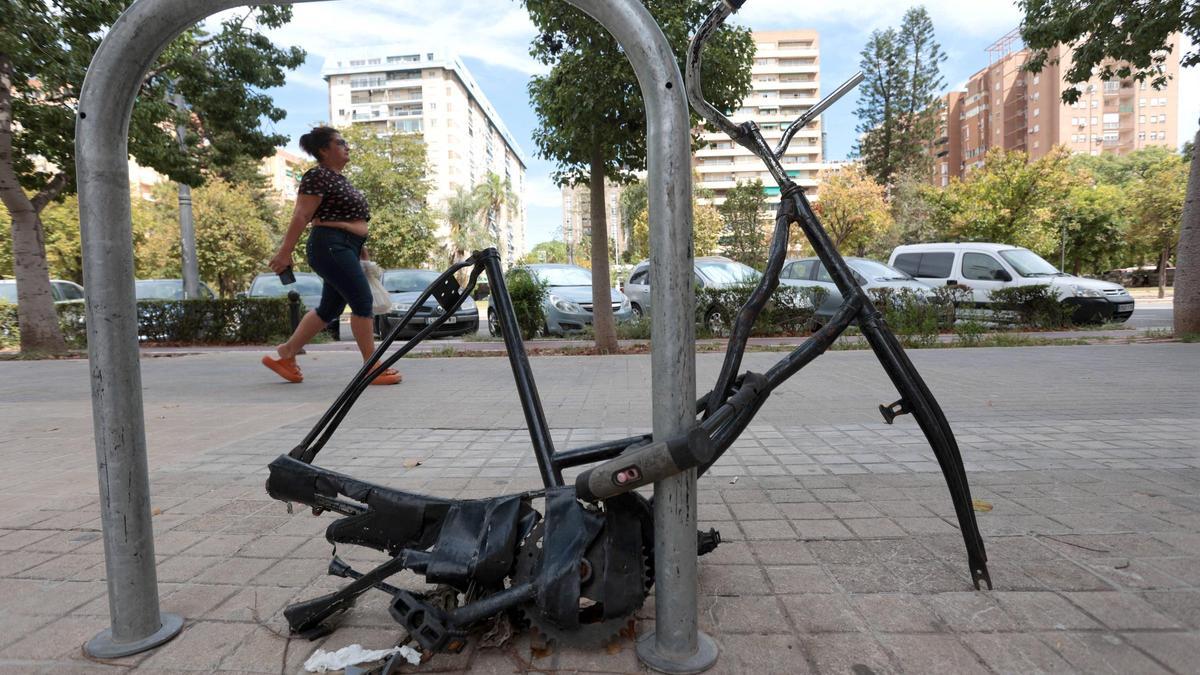 Una bicicleta desmantelada en un estacionamiento