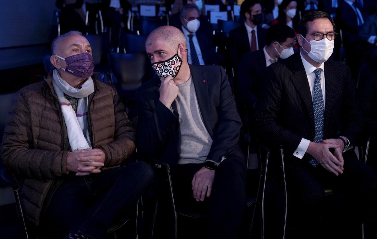 Antonio Garamendi, CEOE, y los sindicalistas Unai Sordo, CCOO y Pepe Álvarez, UGT, en el foro Wake Up que se está celebrando hoy. 