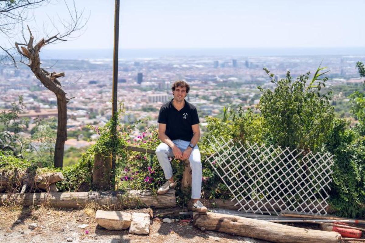 López-Balcells, junto al restaurante, con Barcelona detrás.
