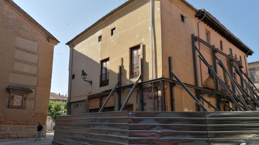 Edificio Carnicerías de Toro, que permanece apuntalado y vallado. | M. J. C.