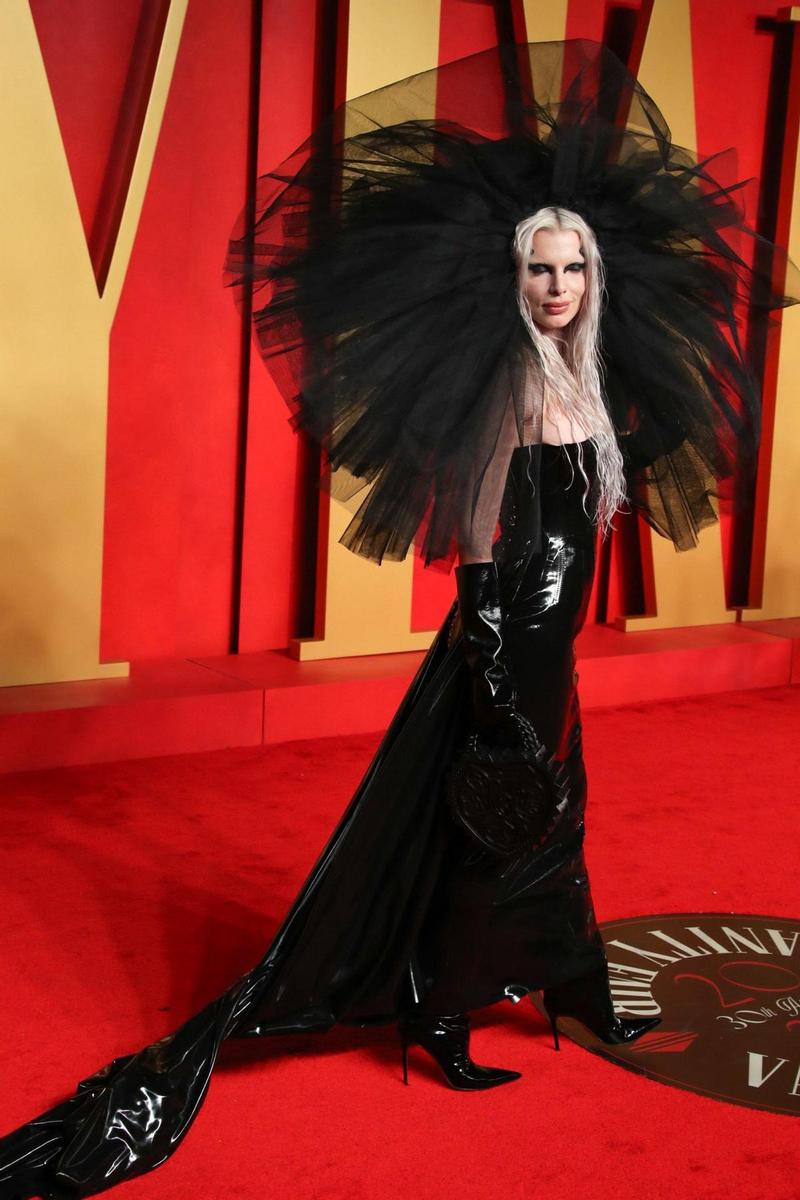 Julia Fox en la fiesta post Oscars 2024 de Vanity Fair