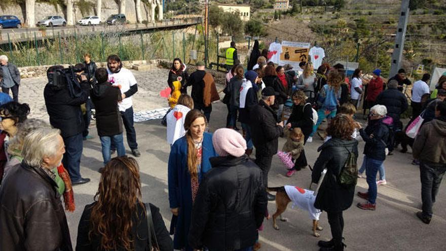 Demonstranten am Sonntag (2.4.) bei der Baustelle von &quot;Petit Deià&quot; auf Mallorca