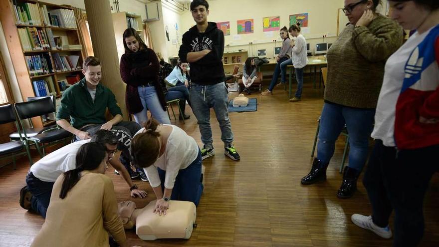 Los sanitarios enseñan a los jóvenes a salvar vidas