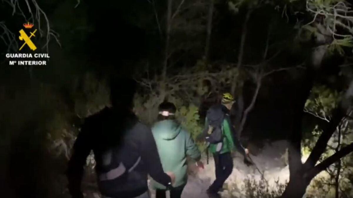 Rescatados de madrugada dos senderistas perdidos mientras descendían del Puig Campana