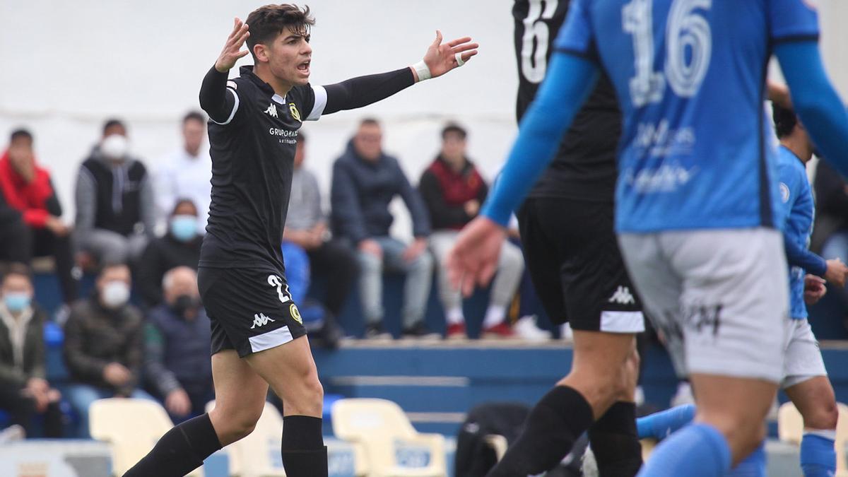 Nico Espinosa pide explicaciones al árbitro durante el partido del Hércules frente al Mar Menor, en San Javier (Murcia).