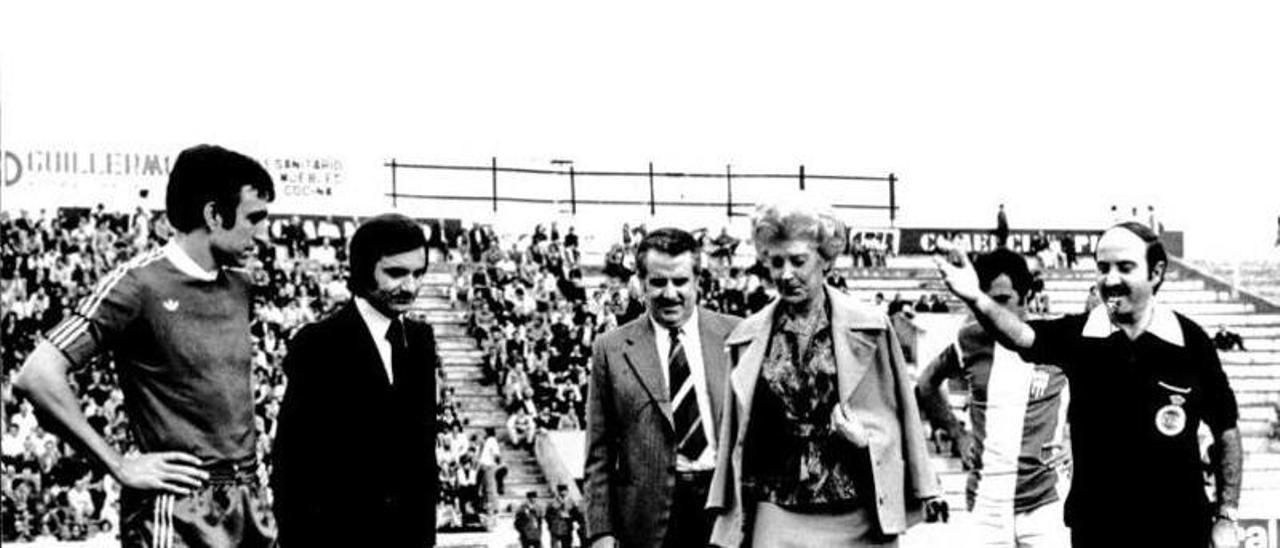 Margarita Miranda hace el saque de honor antes del partido Atlético Baleares-RCD Mallorca.