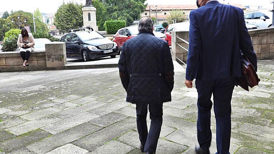 El acusado y su abogado, tras ratificar la conformidad. | // F. CASANOVA