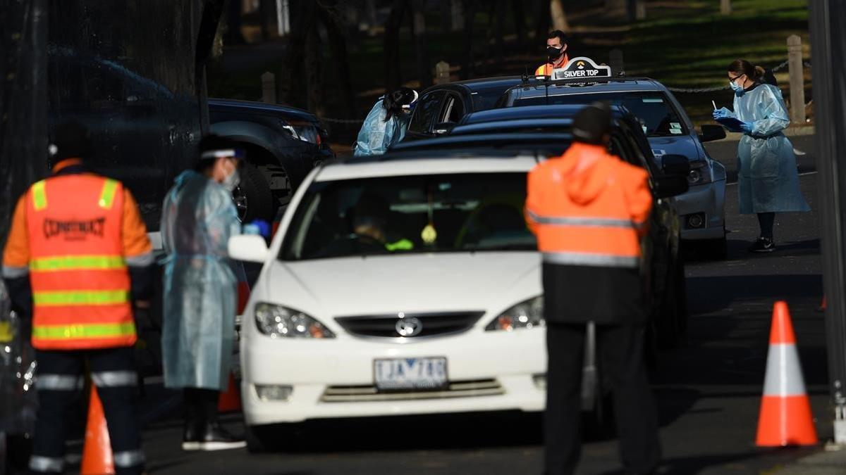 Trabajadores sanitarios hacen pruebas de covid-19 a conductores en Melbourne, el 18 de agosto del 2020