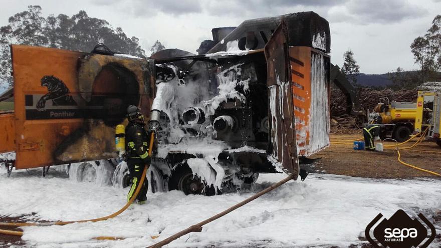 Sofocan un incendio de una máquina tronzadora de madera en Castropol