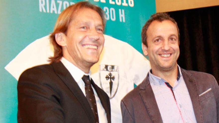 Míchel Salgado y Fran se saludan antes de dar a conocer la lista de convocados.