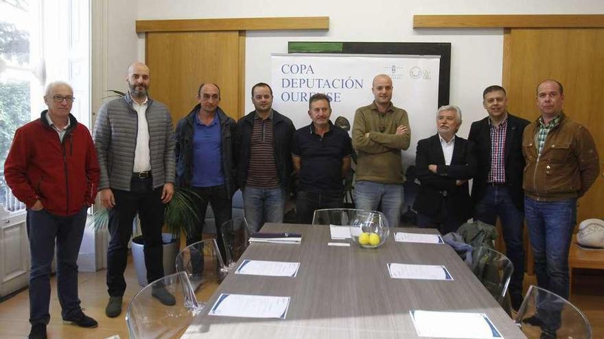 Asistentes al sorteo de la Copa Diputación, celebrado ayer en el Marcos Valcárcel. // Jesús Regal