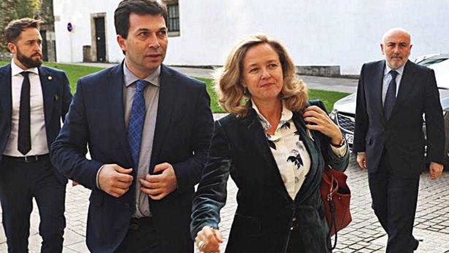 Nadia Calviño y Gonzalo Caballero, antes de reunirse con empresarios y sindicatos en Santiago.