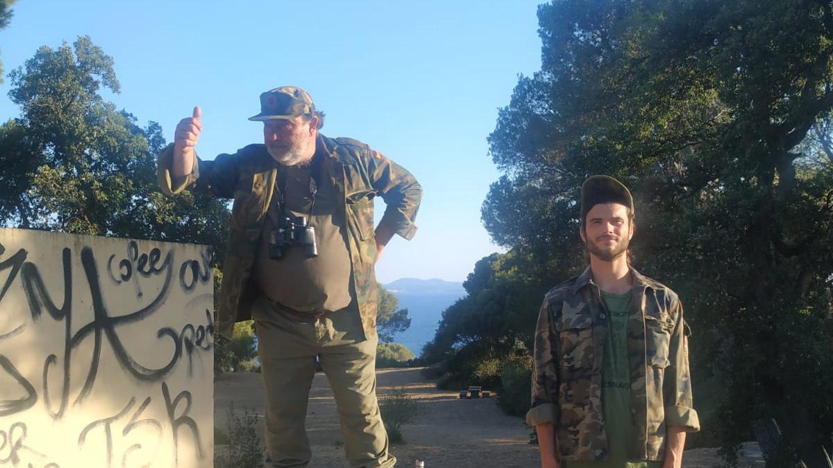 Visita de la mà d’un sergent i un &quot;quinto&quot; acompanyats per un grup de reclutes