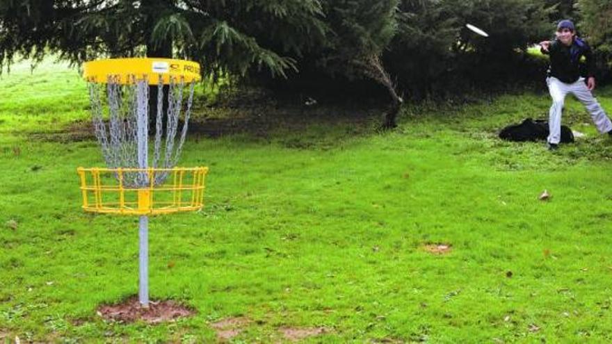 Un momento de una competición de frisbee golf en Oviedo. / fernando rodríguez