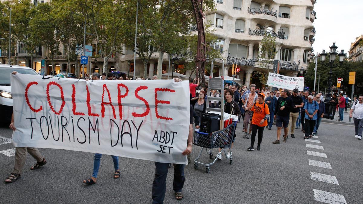 BARCELONA 27/09/2022 L'Assemblea de Barris pel Decreixement Turístic (ABDT) ha convocat una mobilització dimarts a les 19:00h enfront de la Pedrera: https://twitter.com/AssBarrisDT/status/1571777018794049537. És possible que aturin algun bus turístic o tallin algun carril o facin alguna altra acció reivindicativa.                 FOTO: ALVARO MONGE