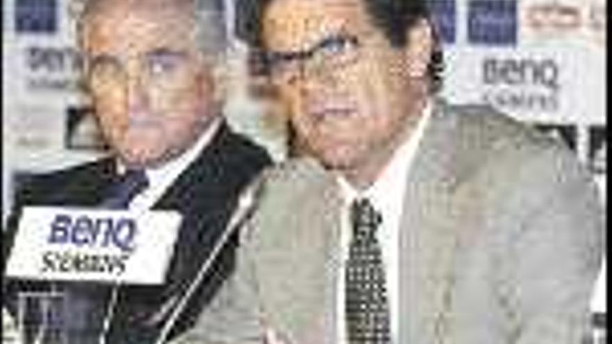 Ramón Calderón, con Fabio Capello, en una rueda de prensa. / Efe