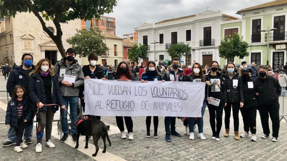 Protesta del voluntariado animalista en Paterna por San Antón.