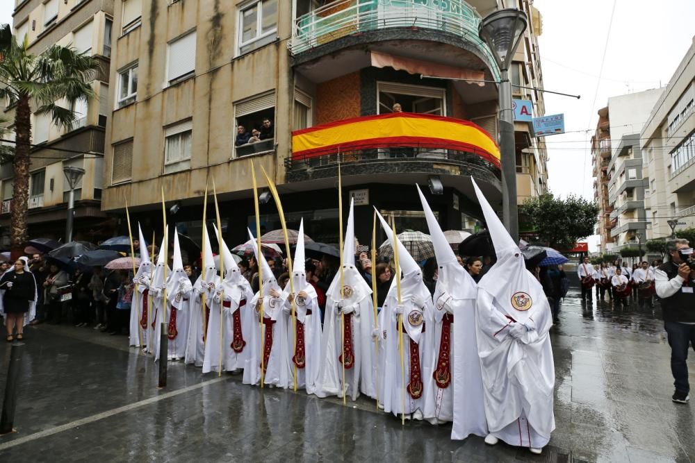 Pese a la fina lluvia que caía a primera hora de la mañana la procesión de Domingo de Resurección pudo celebrar el tradicional Encuentro en las cuatro esquinas