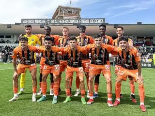 El Antequera CF pierde con nueve en el duelo por el ascenso en Ceuta (2-0)