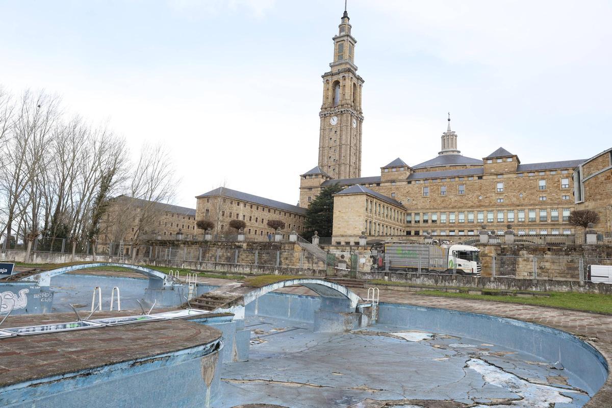Entorno de la piscina de la Universidad Laboral.