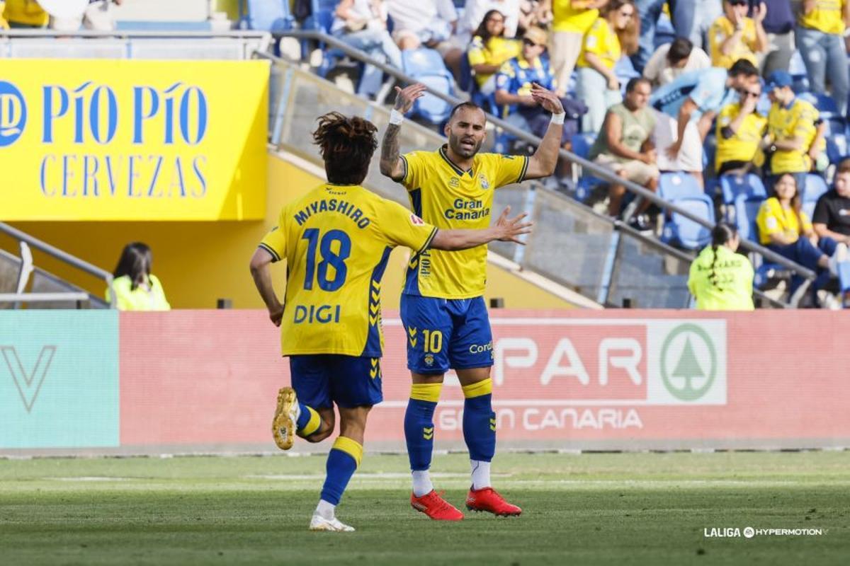 Jesé festeja el tanto de la UD que supuso el 1-1, ante Taisei.