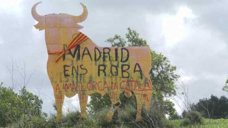 El toro de Osborne con la senyera al cuello.