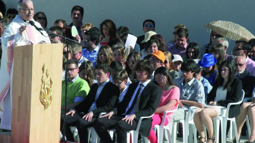 El obispo durante la homilía y a su lado los jóvenes a los que le impartió la confirmación.