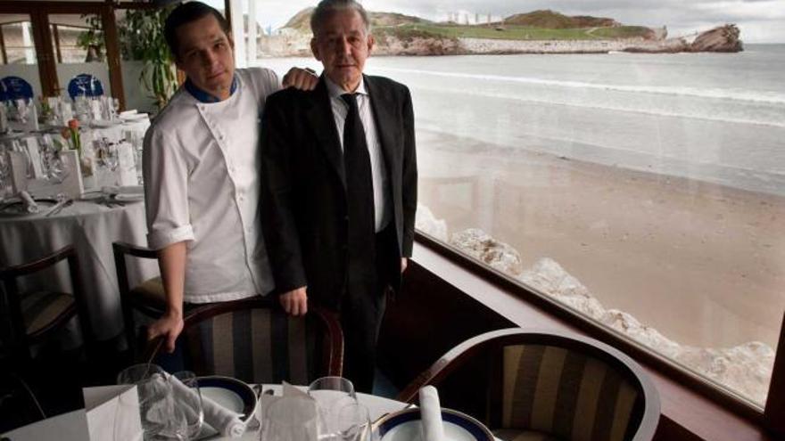 Miguel e Isaac Loya, padre e hijo, ayer, en el comedor del Real Balneario de Salinas.