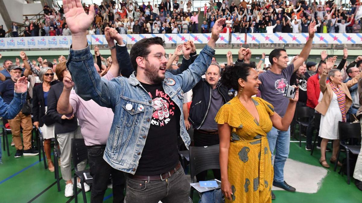 Militantes saúdan ao final do acto no frontón de Riazor.   | // VÍCTOR ECHAVE